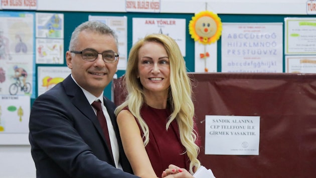 Der Oppositionspolitiker Tufan Erhürman (auf dem Foto mit seiner Ehefrau) hat die ...