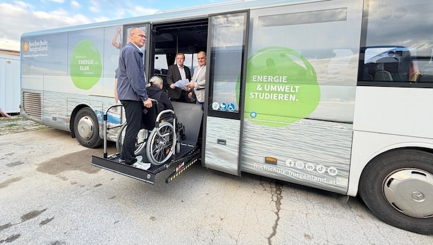 Damit jeder Rollstuhlfahrer das Öffi-System ohne Probleme nutzen kann, verfügen Linienbusse und ...