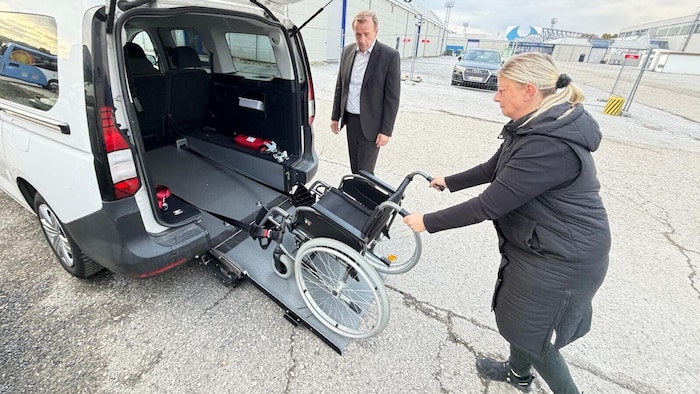 SPÖ-Verkehrssprecher Drobits bei der Überprüfung der Ausstattung für behindertengerechte ...