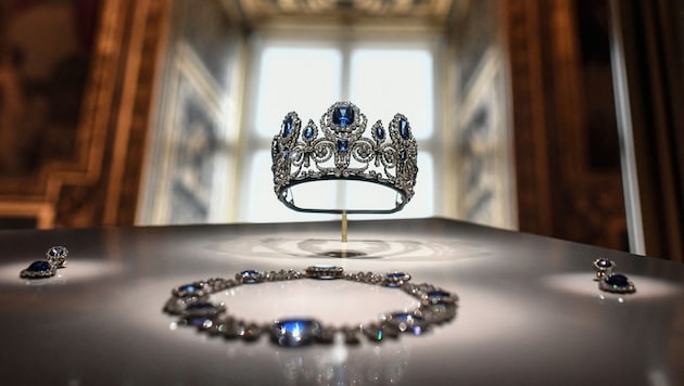 A sapphire tiara belonging to the queens Marie-Amélie and Hortense as well as a necklace and ...