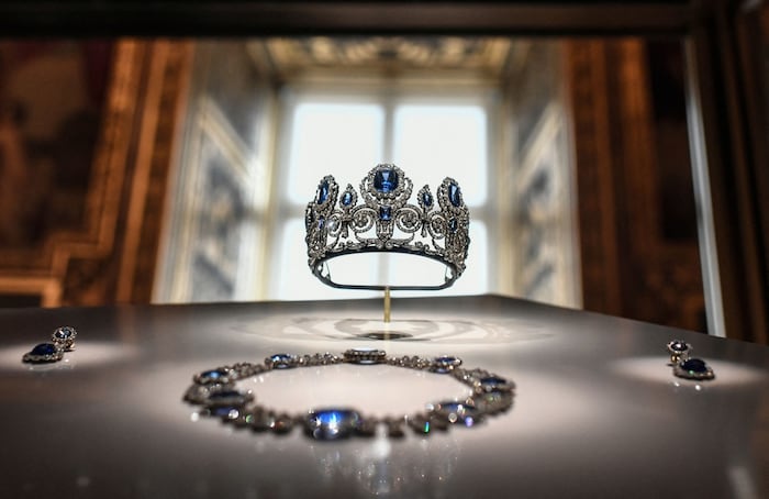 Ein Saphir-Diadem der Königinnen Marie-Amélie und Hortense sowie ein Collier und Ohrringe aus ...