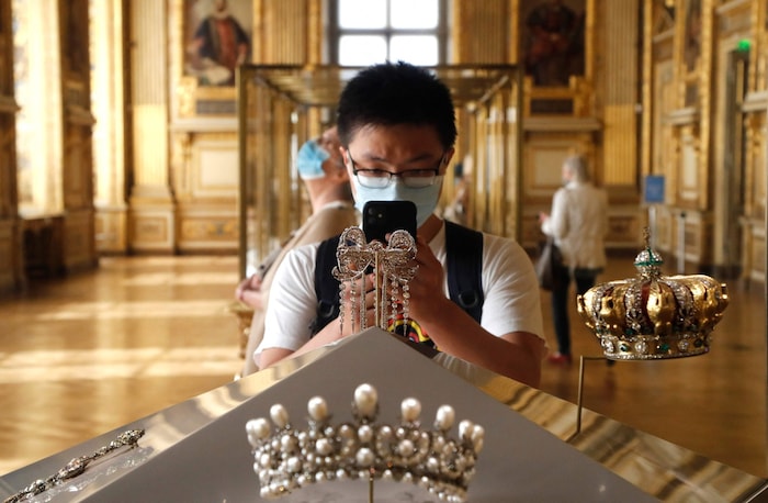Die Schmuckstücke von Kaiserin Eugénie, der Ehefrau Napoleons III., ausgestellt im Louvre.