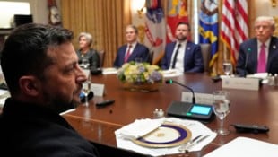 Der ukrainische Präsident Wolodymyr Selenskyj (vorne) in einem Gespräch mit US-Präsident Donald ...