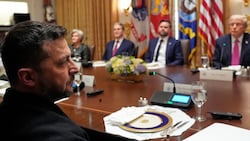 Der ukrainische Präsident Wolodymyr Selenskyj (vorne) in einem Gespräch mit US-Präsident Donald ...