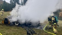 Der Traktor brannte vollends aus.