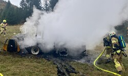 Der Traktor brannte vollends aus.