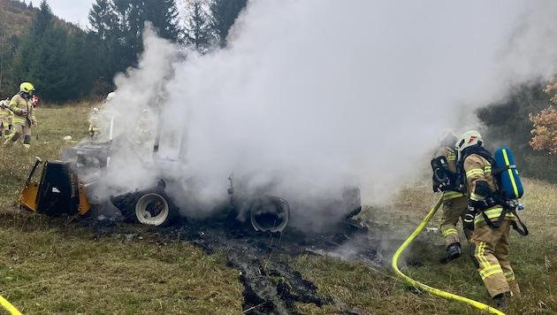 Der Traktor brannte vollends aus.