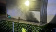 Beim Eintreffen der Feuerwehren stieg bereits dichter Rauch vom Keller auf.