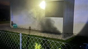 Beim Eintreffen der Feuerwehren stieg bereits dichter Rauch vom Keller auf.