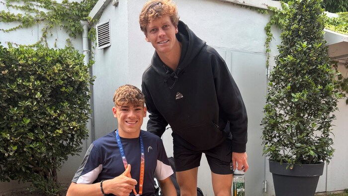 Maximilian Taucher mit Jannik Sinner bei den French Open in Paris.