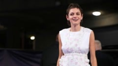 Emma Corrin sorgt für Fashion-Wirbel: Blümchenschürze auf dem Red Carpet!