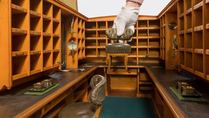 Blick ins Innere des Postwaggon-Modells