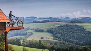 Hinter jedem Hügel gibt es was Neues zu entdecken, wie den herrlichen Ausblick vom liebevoll ...