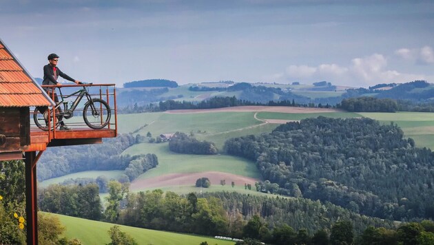 Hinter jedem Hügel gibt es was Neues zu entdecken, wie den herrlichen Ausblick vom liebevoll ...
