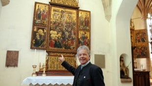 Hallstatts Bürgermeister Alexander Scheutz mit dem nach 31 Jahren in Italien wiedergefundenen ...