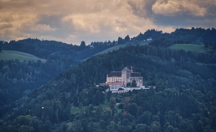 Blick auf das Schloss Krumbach, das heute eine elitäre Privatschule beheimatet.