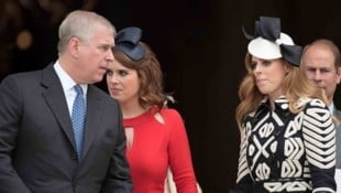 Prinz Andrew und seine Töchter Prinzessin Eugenie und Prinzessin Beatrice, die nun unwillentlich ...