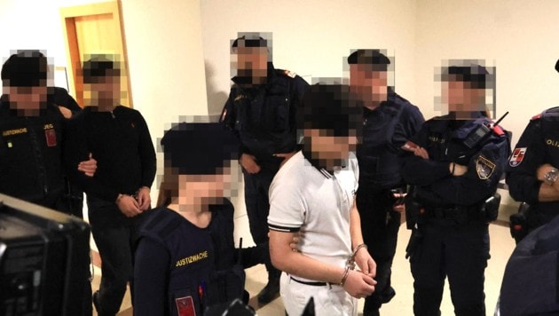 Die Hauptangeklagten, ihnen werden Sexualdelikte vorgeworfen, werden schwer bewacht aus U-Haft ...