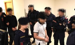 Die Hauptangeklagten, ihnen werden Sexualdelikte vorgeworfen, werden schwer bewacht aus U-Haft ...