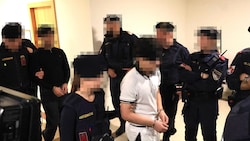 Die Hauptangeklagten, ihnen werden Sexualdelikte vorgeworfen, werden schwer bewacht aus U-Haft ...