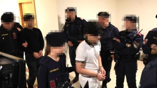 Die Hauptangeklagten, ihnen werden Sexualdelikte vorgeworfen, werden schwer bewacht aus U-Haft ...