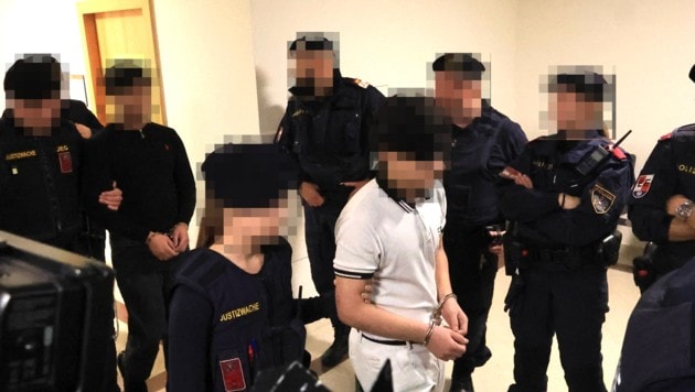 Die Hauptangeklagten, ihnen werden Sexualdelikte vorgeworfen, werden schwer bewacht aus U-Haft ...