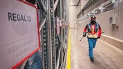 Unzählige Runden läuft Wolfi wöchentlich in den frostigen Hallen der Wiener Eisfabriken – bis zu ...