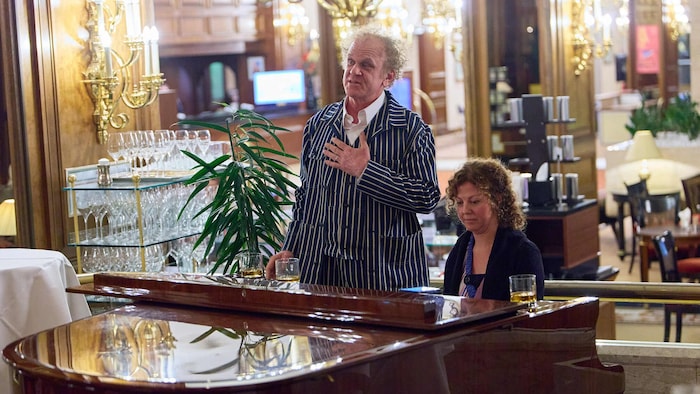 Treffen die Töne: John C. Reilly mit der musikalischen Begleitung von Pianistin Meg Morley.