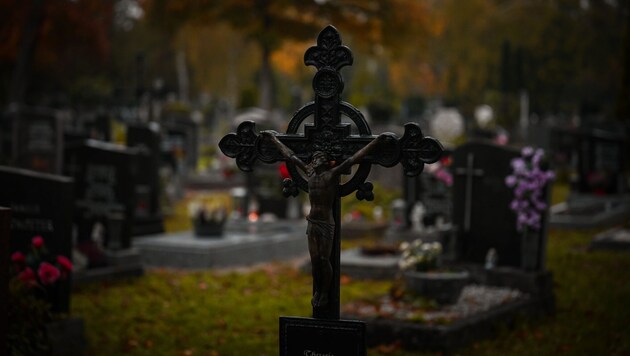 Mit einer Fläche von 13,6 Hektar ist der 1886 eröffnete Stadtfriedhof nicht nur die einzige ...