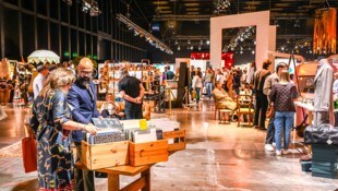 Besucher und Besucherinnen auf Entdeckungstour. 