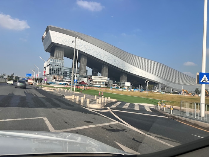 Die größte Indoor-Skihalle der Welt soll an einen Blauwal erinnern.