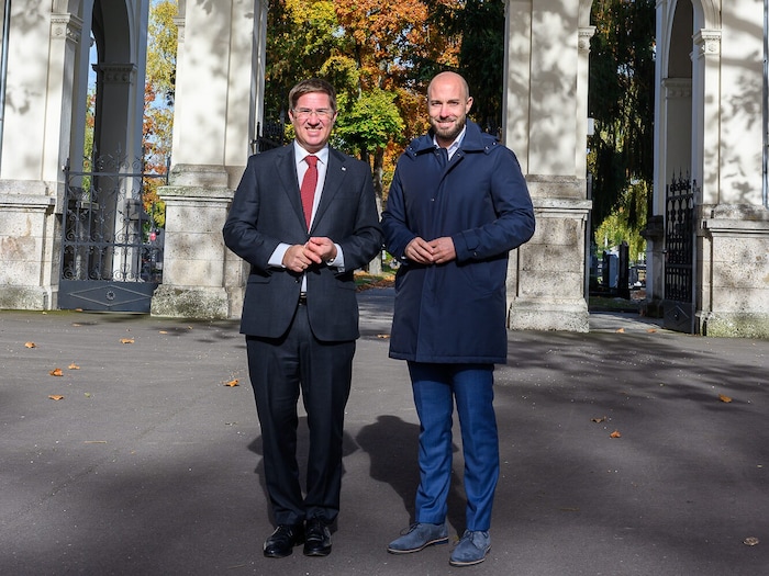 Der Welser FP-Stadtchef Andreas Rabl und Parteikollege, Friedhofsreferent Ralph Schäfer (re.)