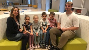 Direktorin Birgit Neigenfind und die Kinder in der Tullner Egon-Schiele-Volksschule freuen sich ...