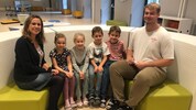 Direktorin Birgit Neigenfind und die Kinder in der Tullner Egon-Schiele-Volksschule freuen sich ...