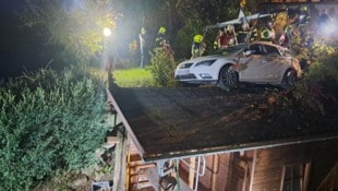 Das Hüttendach hielt dem Auto stand