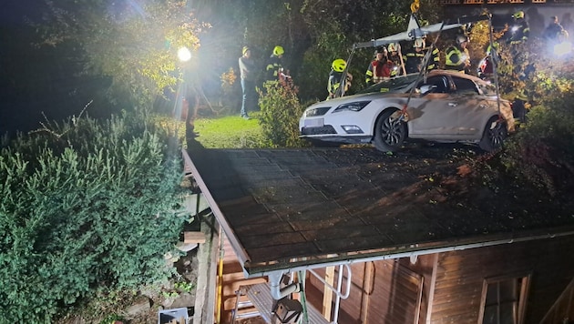 Das Hüttendach hielt dem Auto stand
