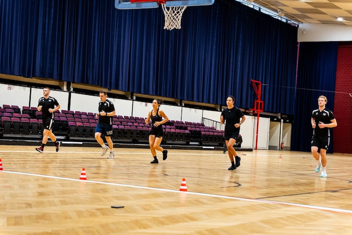 Basketball-Schiedsrichter bei einem Lehrgang.