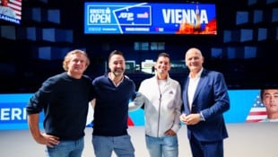 Die glücklichen Gewinner Wolfgang Knapp und Erwin Axdorfer mit „Krone“-Sportchef Peter Moizi ...
