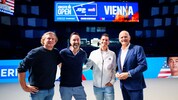 Die glücklichen Gewinner Wolfgang Knapp und Erwin Axdorfer mit „Krone“-Sportchef Peter Moizi ...