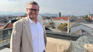 Julian Geier über den Dächern von Klagenfurt. Heute steigt der 31-Jährige zum Stadtrat auf.