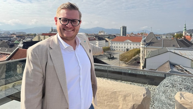 Julian Geier über den Dächern von Klagenfurt. Heute steigt der 31-Jährige zum Stadtrat auf.