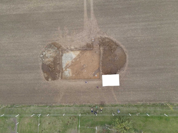 Archäologen des Landes Burgenland arbeiten sich vorsichtig, Schicht für Schicht vor. Die Grabung ...