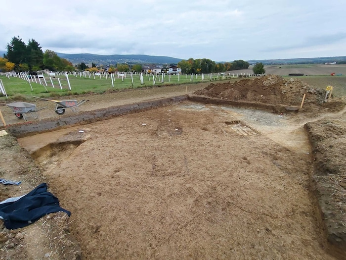 Archäologen legen Schicht für Schicht frei: In der Nähe des Kreuzstadls wird eine 100 ...