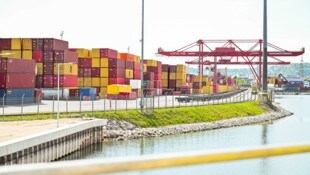 Im Hafen der Linz AG wird mehr über Lkw und Zug transportiert.