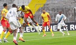 Samson Baidoo, hier bei seinem Premierentor gegen Paris FC, spielt stark auf.