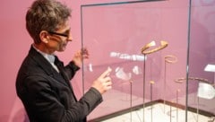 Der Chef des Salzburg Museums, Martin Hochleitner, mit historischen Exponaten.