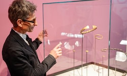 Der Chef des Salzburg Museums, Martin Hochleitner, mit historischen Exponaten.