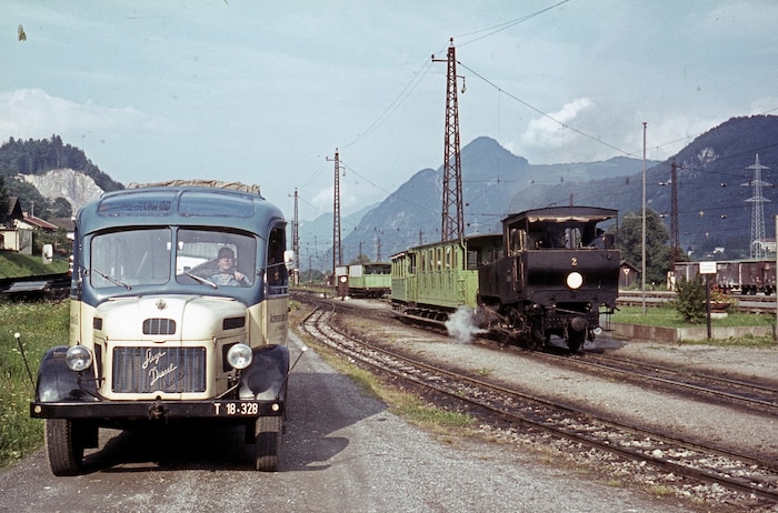 Ein „Duell“ Bus und Bahn im Bahnhof Seespitz um 1960.