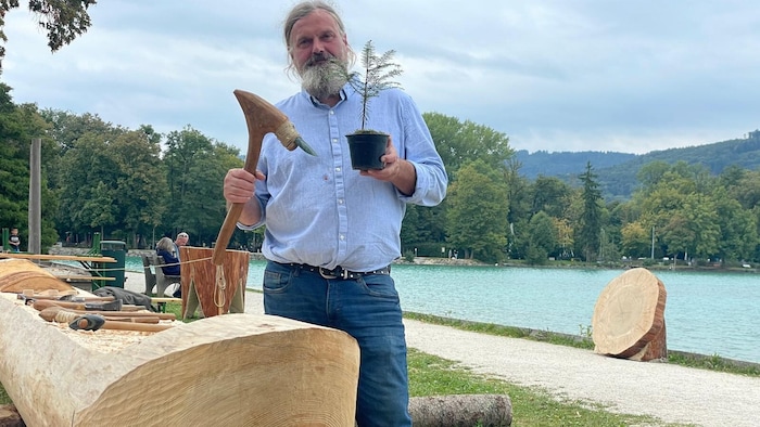 Wolfgang Lobisser mit Steindechsel