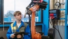 Auch als Lehrling steuert Leon die komplexen Anlagen schon selbstständig.